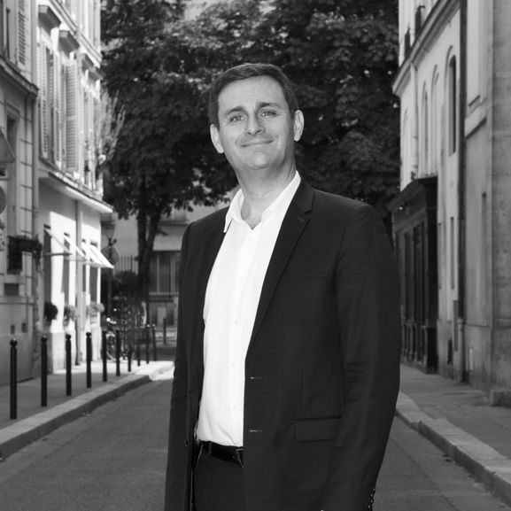 Portrait de Julien Osty, conseiller stratégique en immobilier, expert immobilier CNE et fondateur d’OSTY & PARTNERS à Paris.