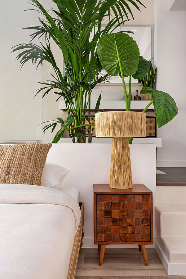 Detalle dormitorio suite con mesa de noche de Zara Home