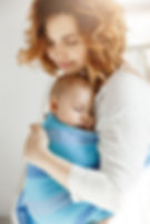 portrait-jeune-mere-fils-nouveau-ne-dort-poitrine-mere-echarpe-bebe-bleu-vibes-bonheur-fam