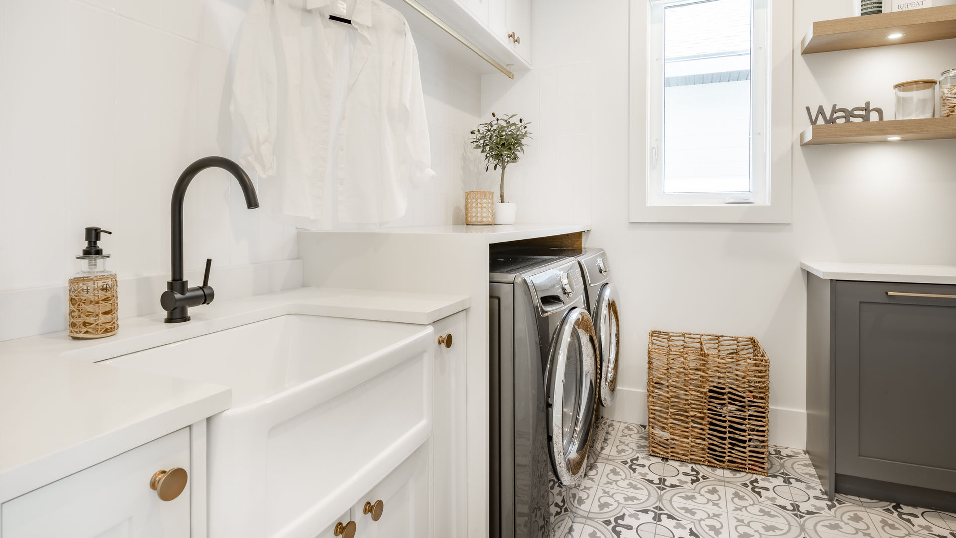 Salle de lavage moderne farmhouse blanche