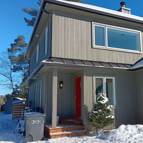 Design extérieur de chalet. choix de matériaux , pierre à visser Permacon et composite Newtechwood