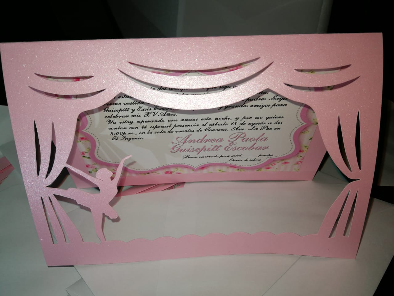 Tarjetas de invitación con trabajo de corte