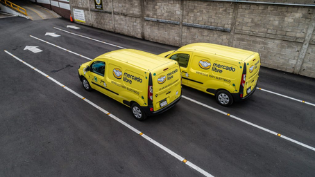 Tus paquetes ahora llegan en… ¡vans eléctricas!