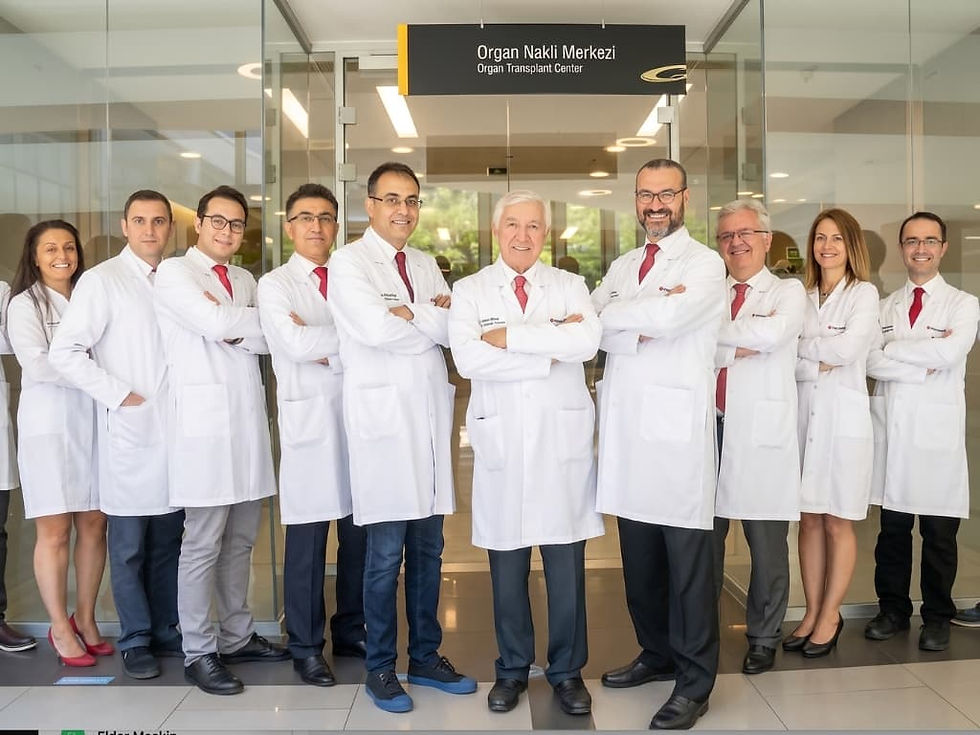 alt=“Koç University Hospital команда трансплантологов во главе с Prof. Dr. Münci Kalayoğlu центр трансплантации органов Стамбул”