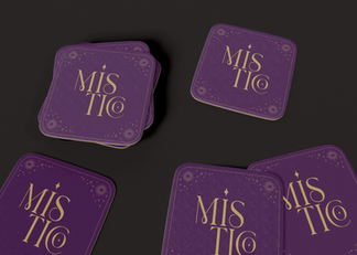 Marca Místico: elegantes posavasos morados con logo