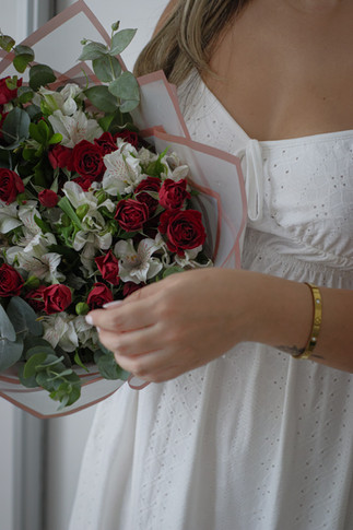 Ramos de rosas rojas y blancas