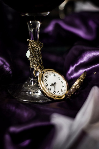 Reloj antiguo de oro sobre seda morada