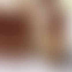 Delicioso pastel de tres capas con dulce de leche y chispas blancas