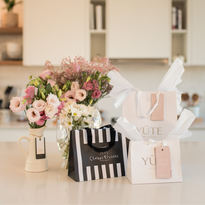 Conjunto de regalos sobre isla de cocina