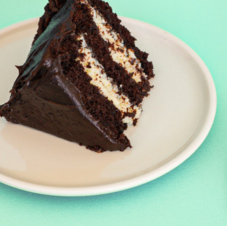 Delicioso trozo de pastel de chocolate con relleno blanco