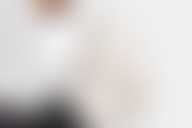 Modelo con bolso de tela tostado; Faustine