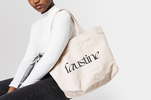 Modelo con bolso de tela tostado; Faustine