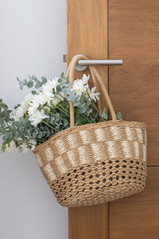 Cesta de mimbre con margaritas blancas