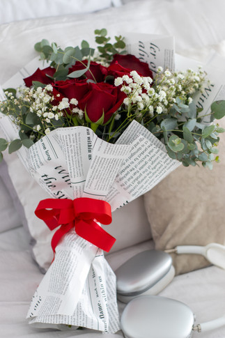 Ramo de rosas rojas elegantemente envuelto