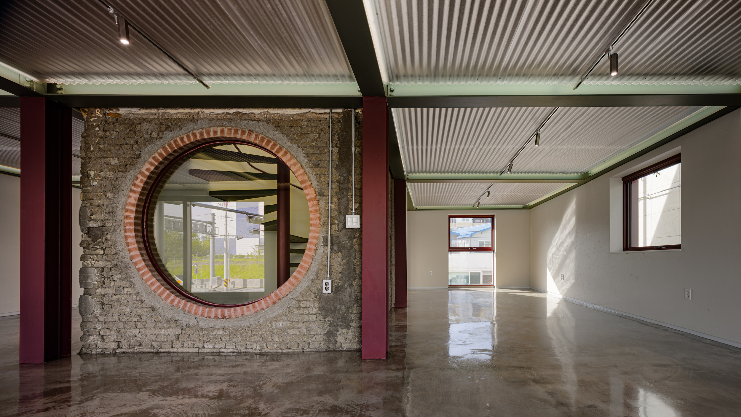 리모델링으로 사옥이 된 30년된 노후주택 건물, designed by pH7 Architects