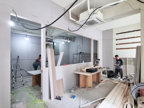 소형 베이커리 카페 인테리어 중앙 VOID와 매대 공사 과정