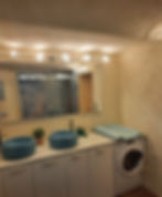 Es steht ein Waschtrockner zur Verfügung.