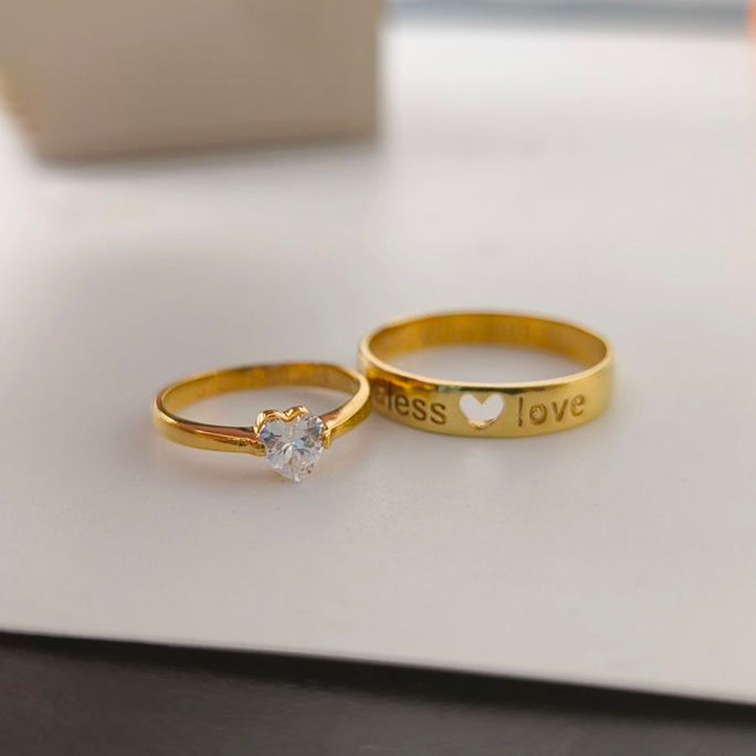 nhẫn cưới đá trái tim