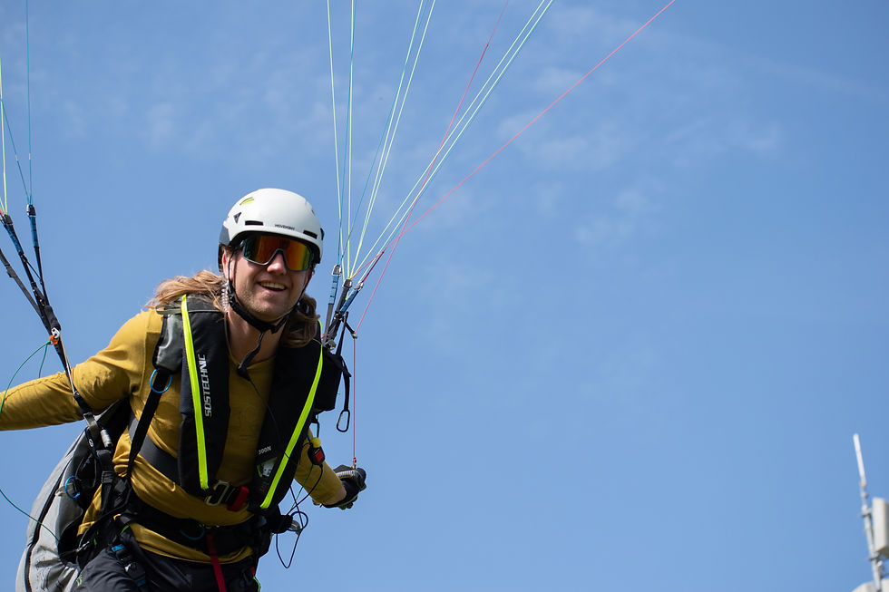 Ein glücklicher Paragliding Pilot beim Starten zu einem Gleitschirmflug