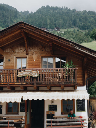 Refugio hikers lunch stop