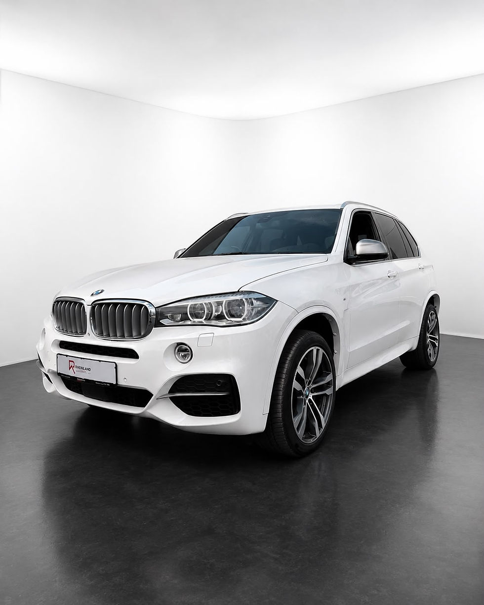 Alcantara/Teilledersitze in Schwar
Keyless Go
M - Sportpaket
LED-Nebelscheinwerfer
Fahrassistent Plus
Panorama-Schiebedach
Memory Paket: elektrische Sitze
Sportsitze
Multifunktionslenkrad
Schaltwippen am Lenkrad
Tempomat
Bluetooth & Musikstreaming
Sprachsteuerung
Navigationssystem
Radio: Tuner/Radio
Soundsystem ( Harman/Kardon )
USB-Anschluss
Rückfahrkamera
360 Grad Kamera
Spiegelpaket (automatisch anklappbare Außenspiegel)
Elektr. Heckklappe & elektr. Kofferraumfernentriegelung
Elektr. Fensterheber & Spiegelverstellung
Elektr. Sitzverstellung mit Memory
Elektr. Wegfahrsperre
Elektr. Lenkradverstellung
Start-Stopp-Automatik
Armlehne vorn
Leichtmetallfelgen
Berganfahrassistent
ISOFIX-Kindersitzbefestigung
Licht- & Regensensor
LED-Tagfahrlicht
Notrufsystem & Notbremsassistent
Traktionskontrolle & ESP
ABS & Antiblockiersystem
Reifendruckkontrolle
Geschwindigkeitsbegrenzer
Verkehrszeichenerkennung
Innen- und Außenspiegel automatisch abblendend
Automatische Klimaanlage (2-Zonen Thermatik)
Sitzheizung vorne
Nichtraucherfahrzeug & tierfreies Fahrzeug
Partikelfilter (Diesel Euro 6, grüne Umweltplakette)
Trotz bestehender Kontrollen ist eine Abweichung der Ausstattung der oben befindlichen Beschreibung nicht ausgeschlossen.
Die oben zu findende Fahrzeugbeschreibung ist unverbindlich.