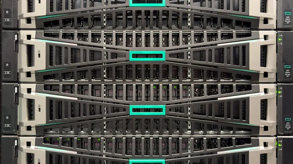 refurbished HPE Alletra storage comparison chart detailing differences in cache, latency, IOPS, scalability, and expansion across 5000, 6000, 9000, and MP series. Highlights NVMe performance, hybrid flash, multi-node architecture, and modular storage options for business-critical and mission-critical workloads. Server-parts.eu