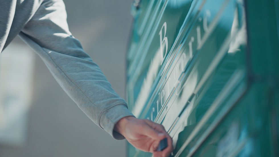 Professionnel de la conciergerie effectuant un petit entretien dans une propriété privée à Genève