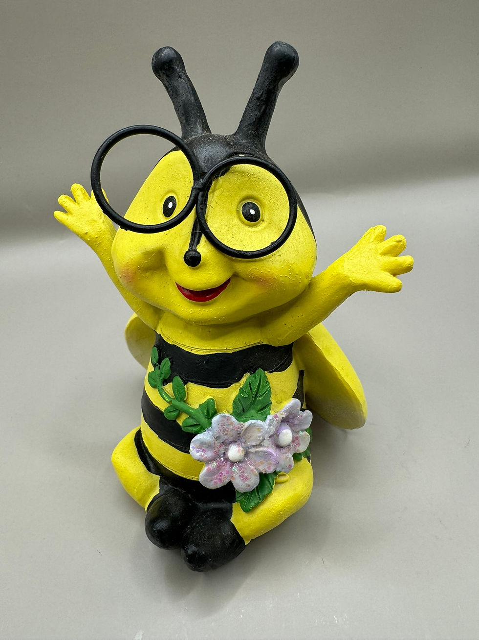 Indexkép: Ujjongó szemüveges méhecske