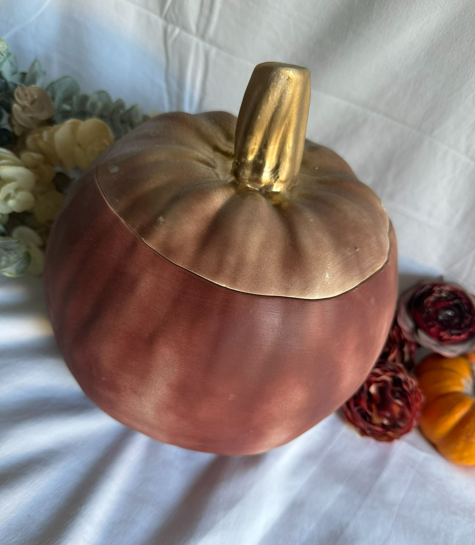 Barna színű közepes kerámia tök