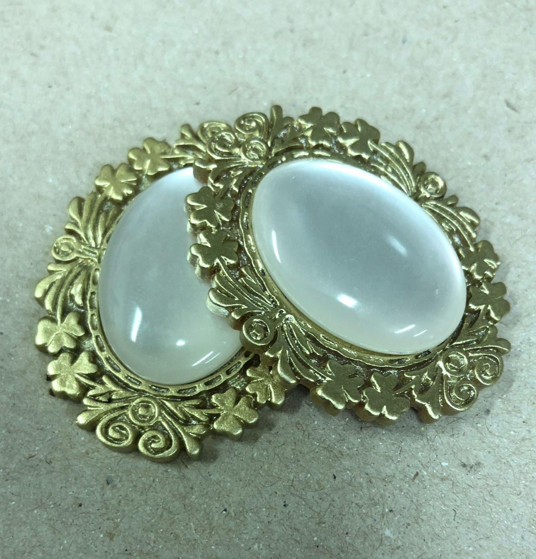 Díszes gomb nagy méretben 2 db