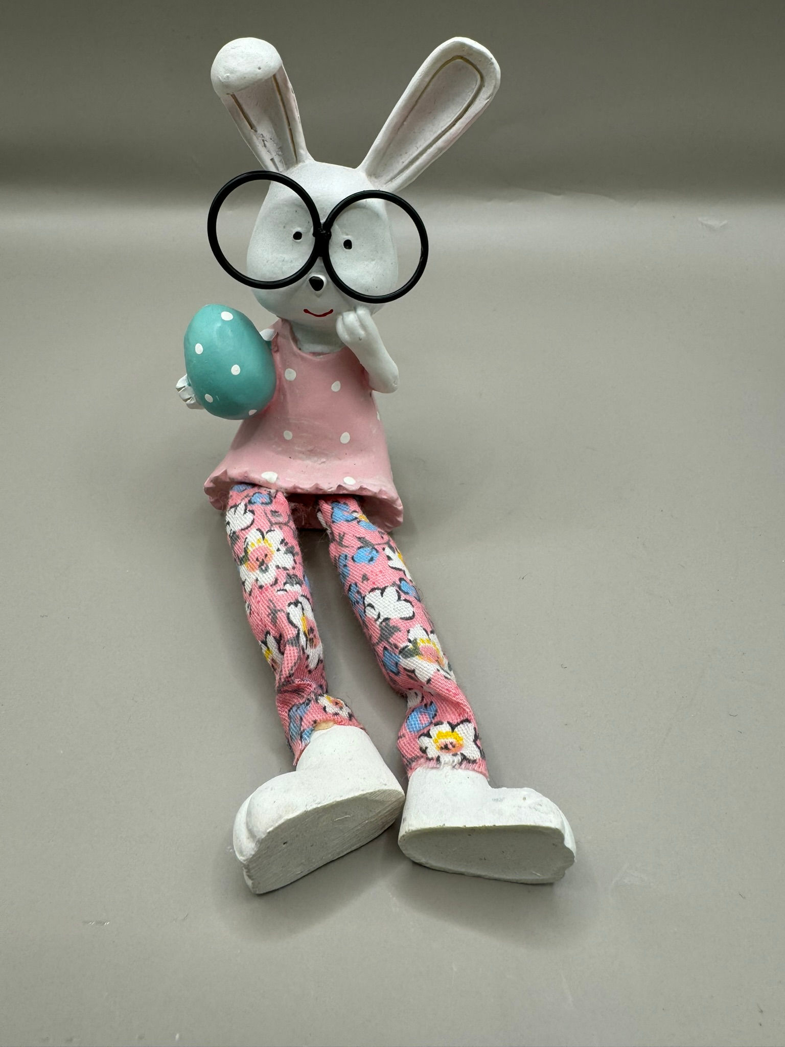 Lógós lábú szemüveges lány nyuszi