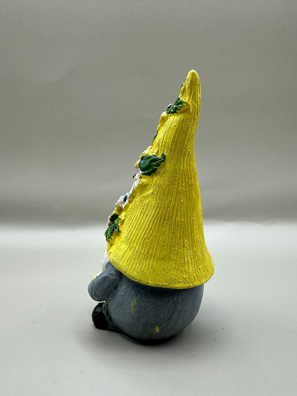 Indexkép: Virágos kalapos kerámia manócska