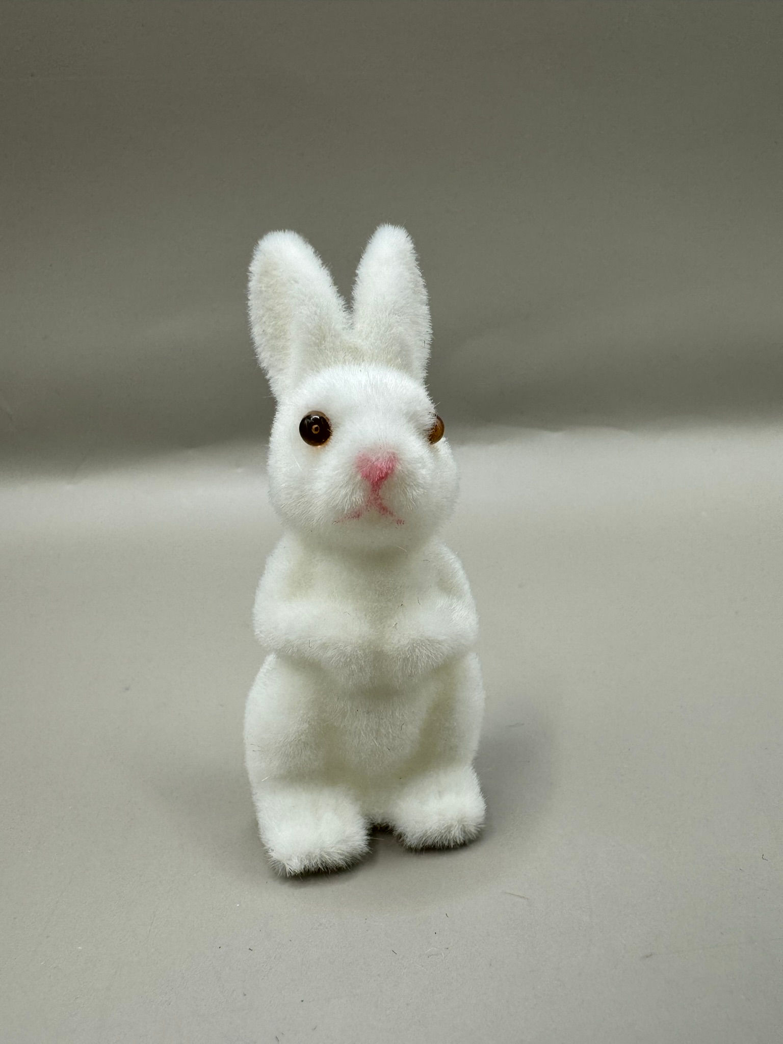 Kis méretű fehér álló nyuszi