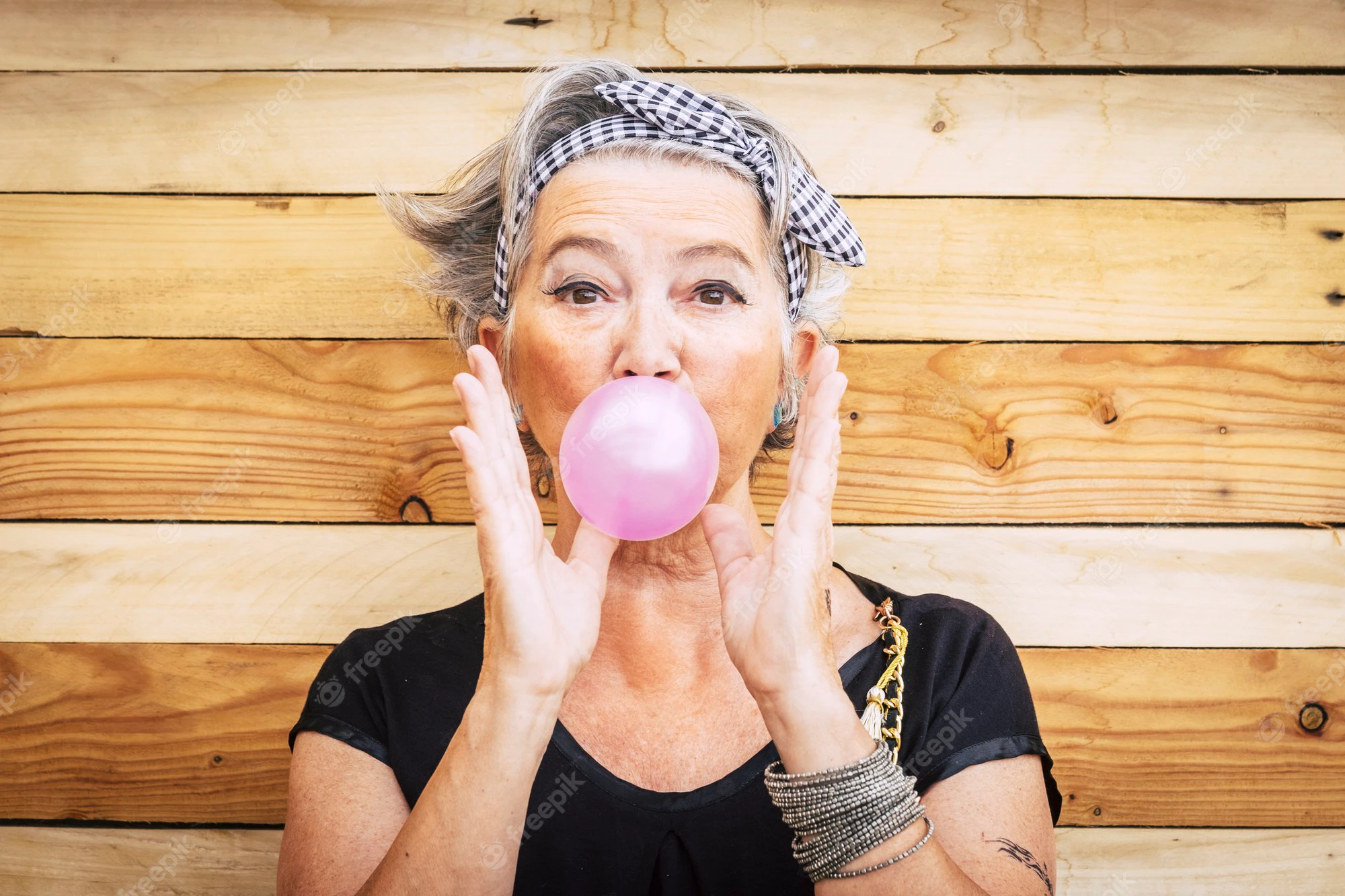 personnes-agees-droles-alternatives-caucasiennes-belle-femme-chewing-gum-bulles-roses-port