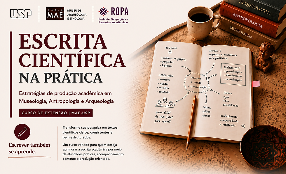 #PraTodosVerem: Banner de divulgação do curso de extensão "Escrita Científica na Prática", promovido pelo Museu de Arqueologia e Etnologia da USP (MAE-USP) e pela Rede de Ocupações e Parcerias Acadêmicas (ROPA). O layout tem fundo em tons claros, com detalhes em vinho e marrom, e apresenta um caderno aberto, um lápis, livros e uma xícara de café, remetendo ao processo de escrita acadêmica. O curso é remoto, gratuito, com carga horária de 40 horas, voltado ao desenvolvimento de estratégias de leitura, pensamento, escrita e comunicação científica em Museologia, Antropologia e Arqueologia. As aulas acontecerão de 7 de agosto a 18 de dezembro de 2026, às sextas-feiras, das 9h às 11h. As inscrições estarão abertas de 15 a 20 de julho de 2026, com 20 vagas.