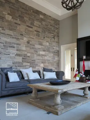 Un mur dans une pièce décoré de plâtre.