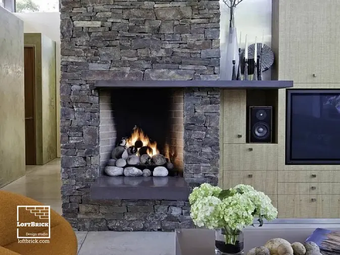 L'intérieur de la pièce est fini avec le plâtre, imitant la texture naturelle.