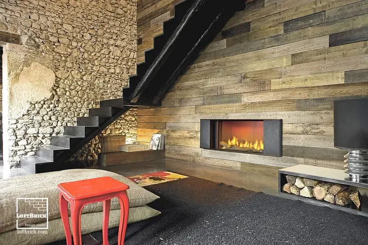 Intérieur d'une pièce avec un mur décoratif plâtre.