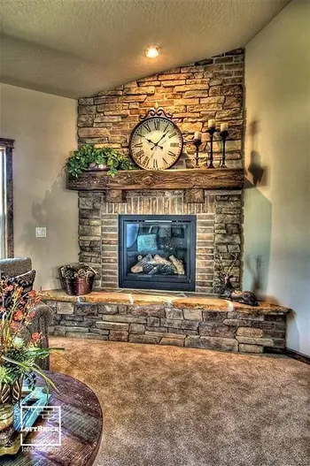 Intérieur de la pièce avec un décor chaleureux en plâtre.