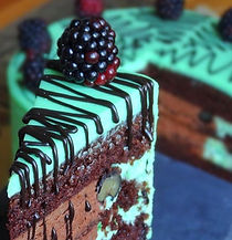bizcocho de chocolate crema de ganache con menta