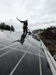 Einwandfrei – Vorher-Nachher-Aufnahme einer materialschonenden Fassadenreinigung.