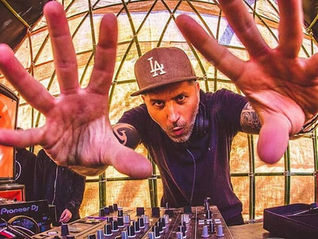 Roma Dias Mental Broadcast, dj com as mãos no ar