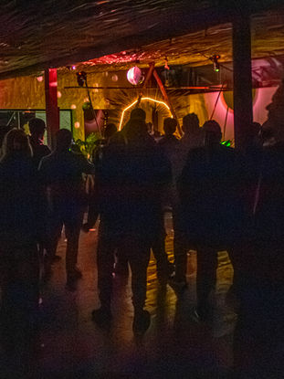Psy trance festa com pessoas na contra luz