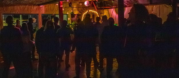 Psy trance festa com pessoas na contra luz