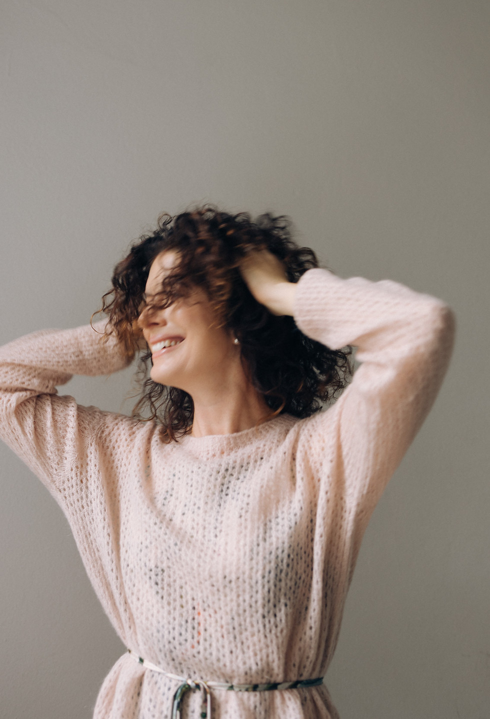 Coach und Mentorin Andrea Bayer dreht sich lachend