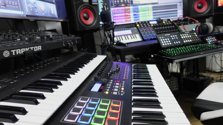 Neue Website, Mix, Mastering, akustische Anpassung für das Heimstudio und Gewinnung neuer Kunden.