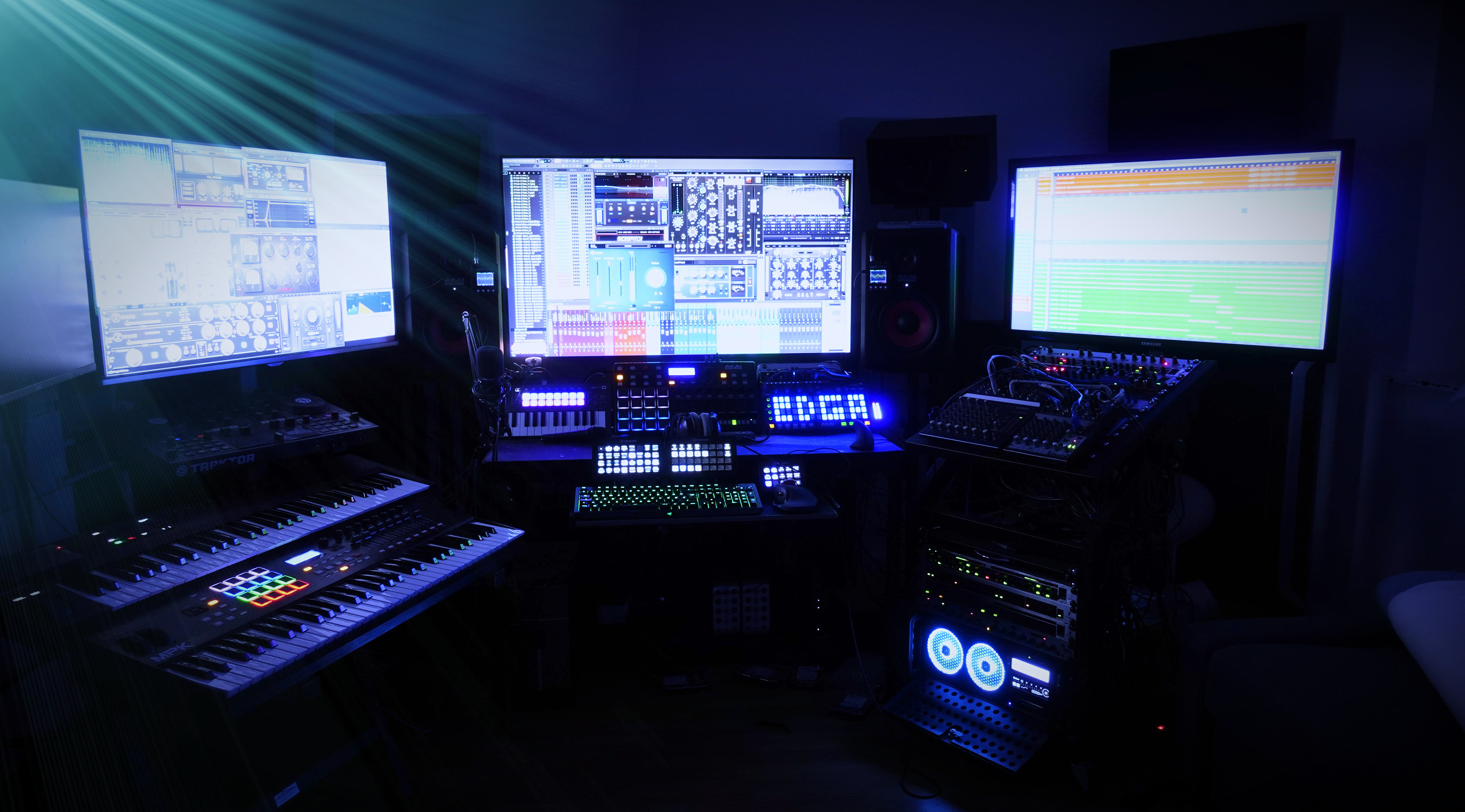 Produktionsplatz mit Monitoren und Instrumenten