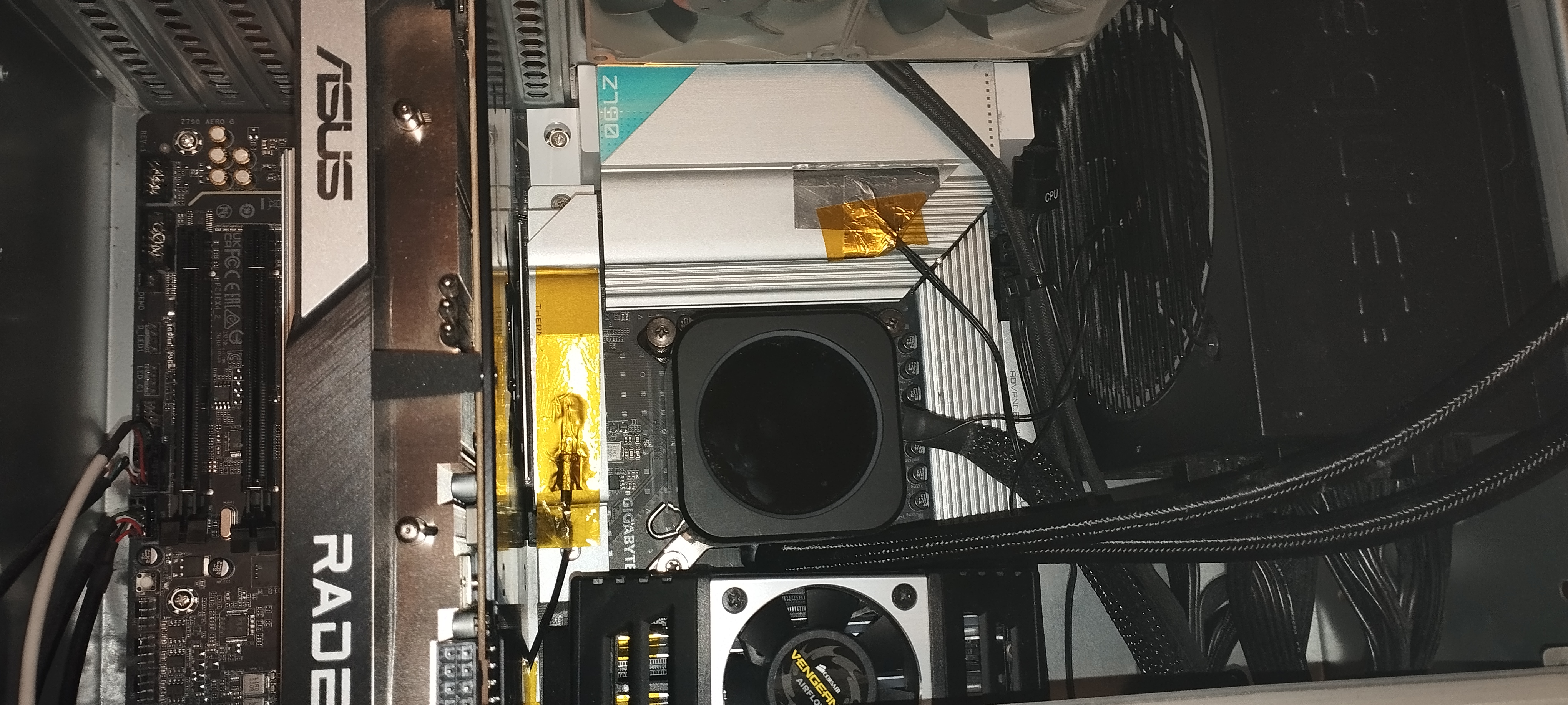Originalfoto des geöffneten Studio-Computers