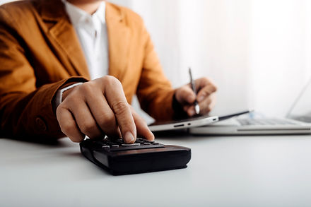 1920-woman-entrepreneur-using-a-calculator-with-a-pen-in-her-hand-calculating-financial-ex