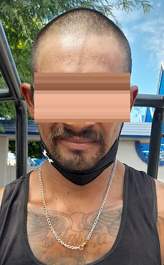 A pedradas dañó varios negocios y además ¡Iba armado con un machete!